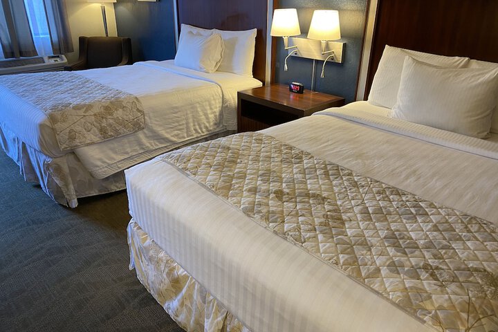 Deluxe Room 2 Queen Beds Refrigerator, Microwave Courtyard Area (13 of 18)