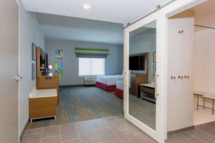 2 Queen Beds Mobility Hearing Accessible Tub (8 of 9)