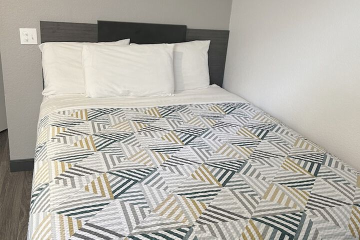 1 Queen Bed (6 of 16)