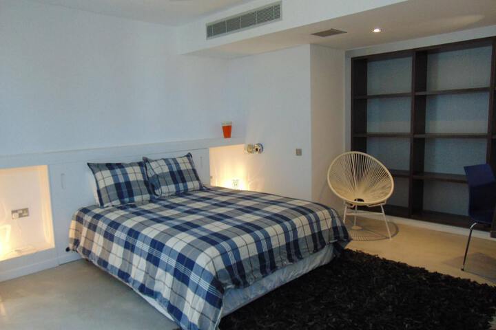 Room 2 of 3