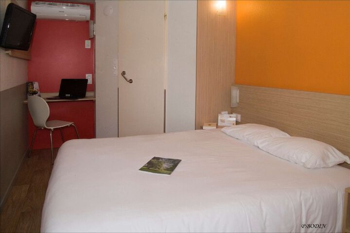 Room 10 of 32