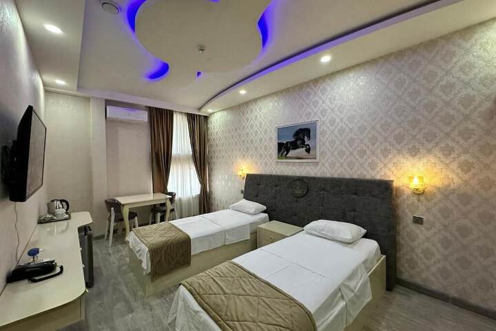 Room 13 of 36