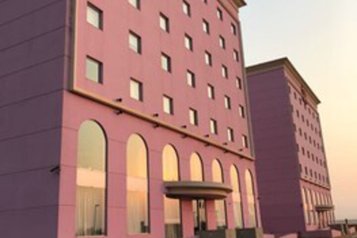 Hotel Exterior 4 of 15