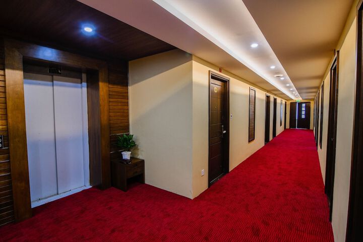 Ballroom/Hall 32 of 33
