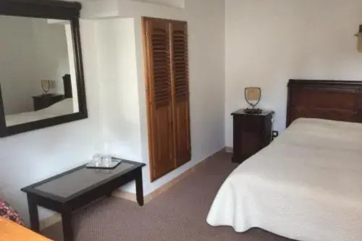 Room 2 of 8