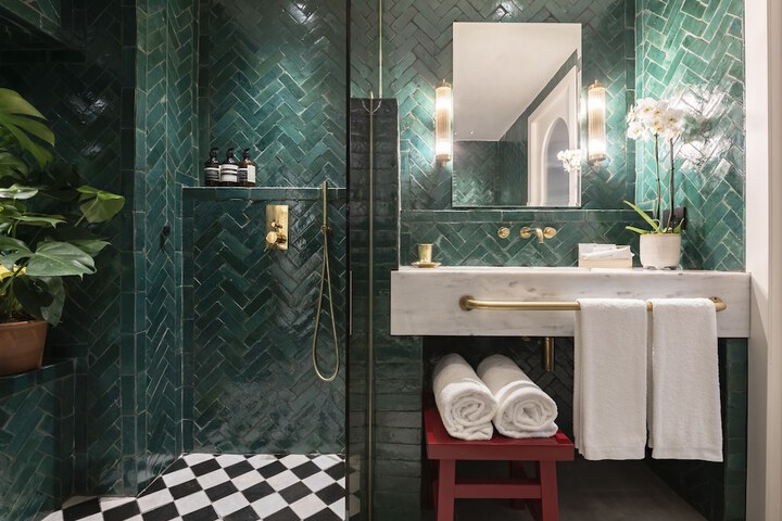 Room 32 of 47