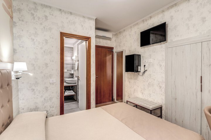 Room 30 of 46