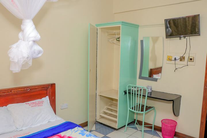 Room 4 of 18