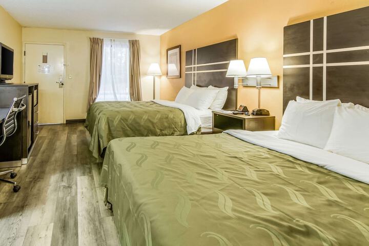 Quadruple Accessible Queen Size Bed (9 of 11)