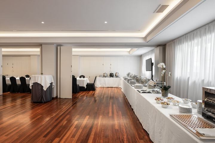 Ballroom/Hall 66 of 84