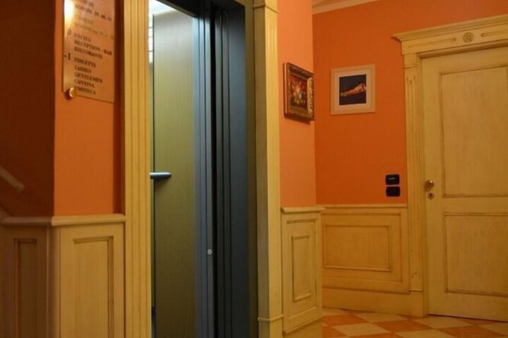 Ballroom/Hall 61 of 76