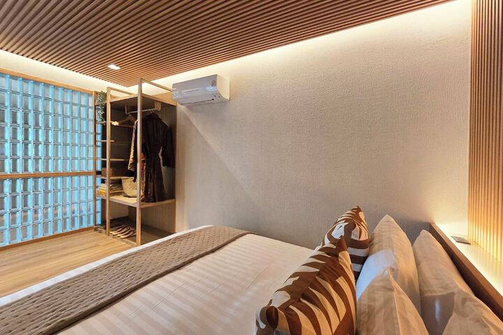 Room 16 of 142