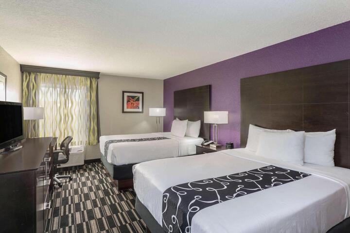 2 Queen Beds Deluxe Room (11 of 12)