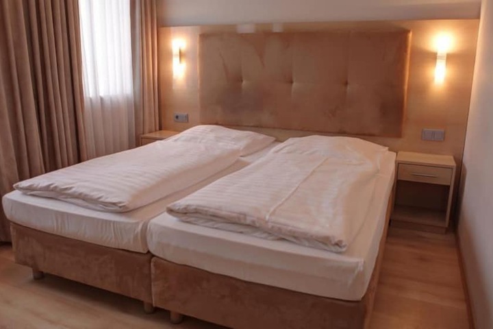 Room 16 of 33
