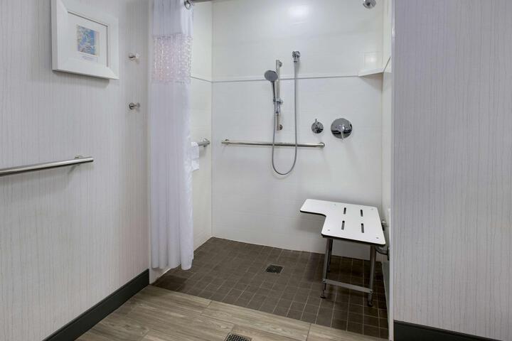 1 Queen Mobility Hearing Accessible Tub (9 of 13)