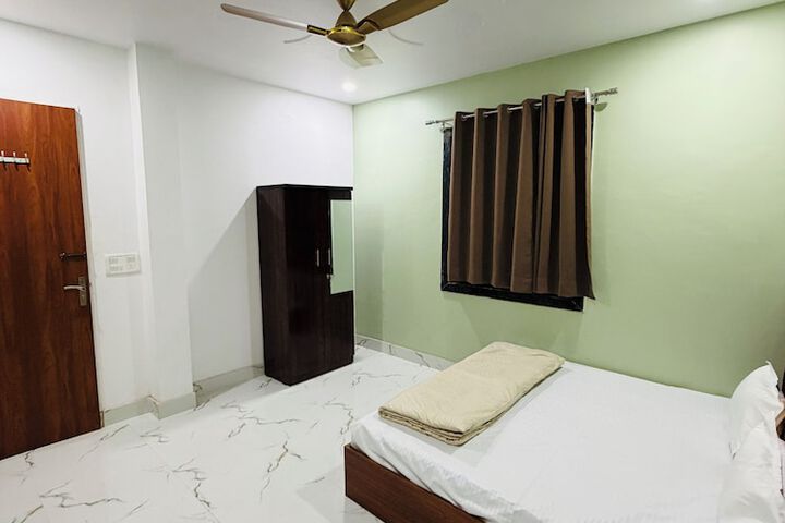 Room 5 of 13
