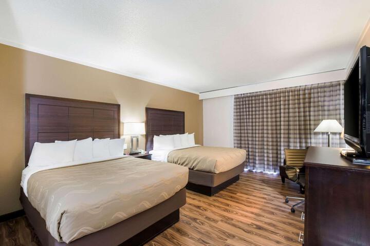 Deluxe 2 Queen Beds (4 of 10)