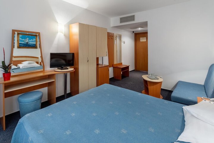 Room 16 of 42