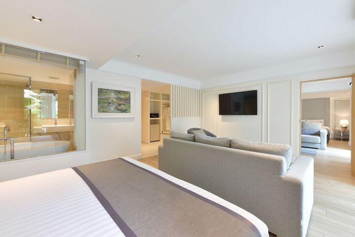 Room 42 of 101