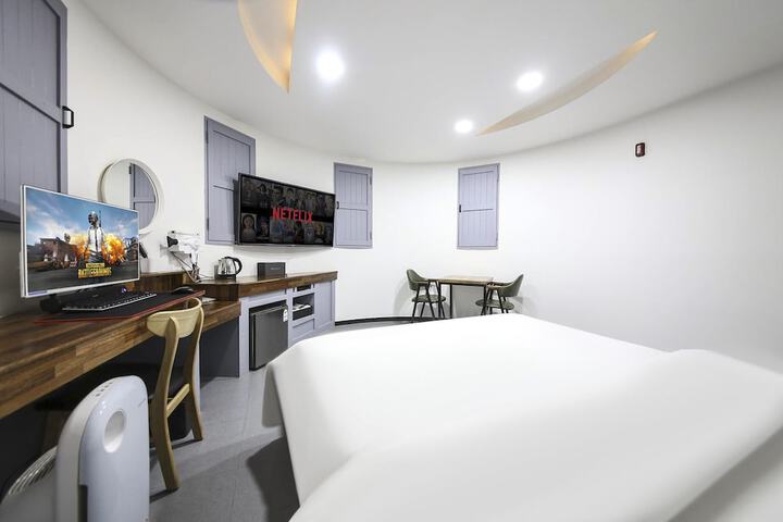 Room 13 of 27