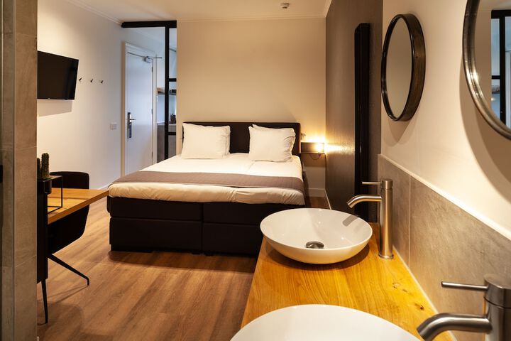 Room 5 of 40