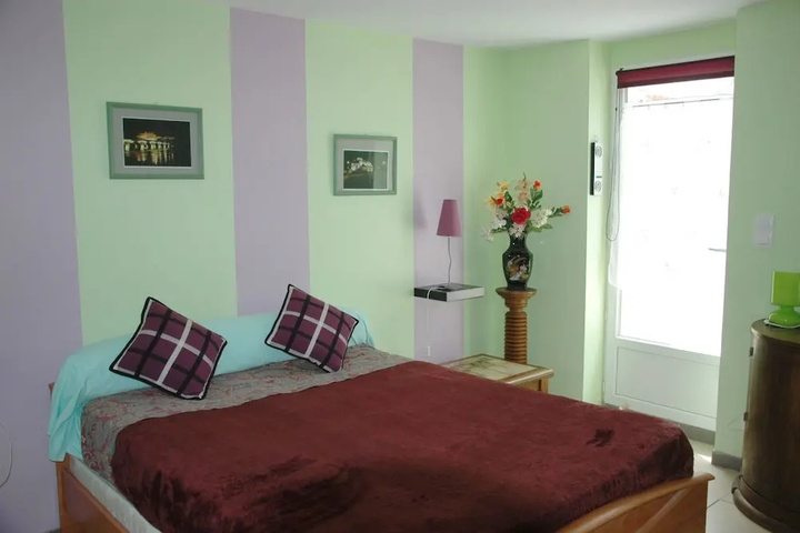 Room 2 of 10