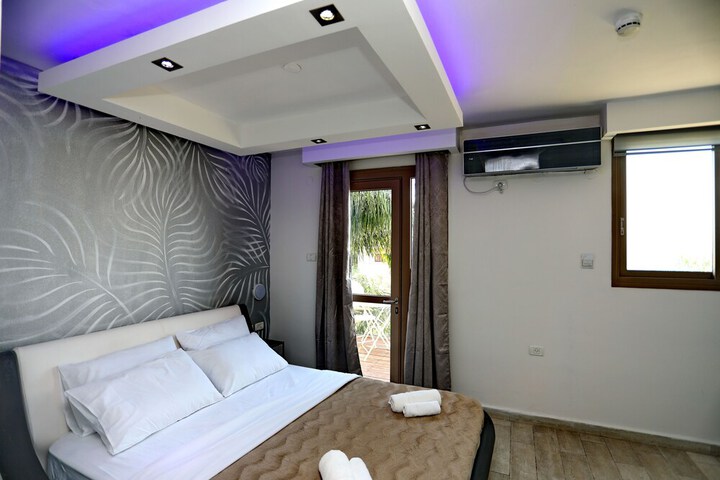 Room 8 of 8