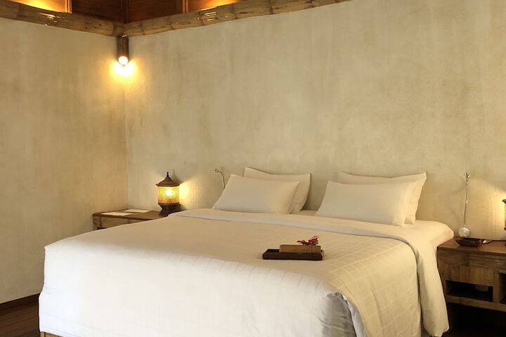 Room 4 of 100