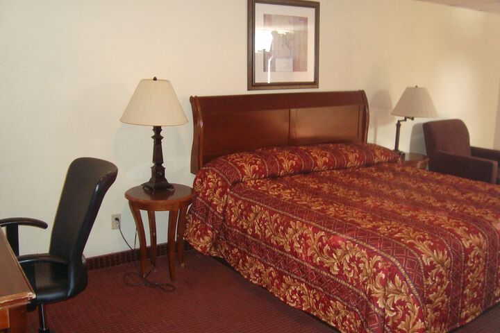 1 Queen Bed (3 of 4)