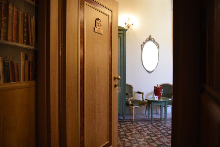 Room 43 of 100