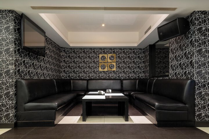 Lounge 30 of 35