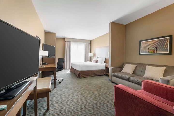 1 King Bed Microwave and Refrigerator WiFi Full Breakfast (18 of 19)
