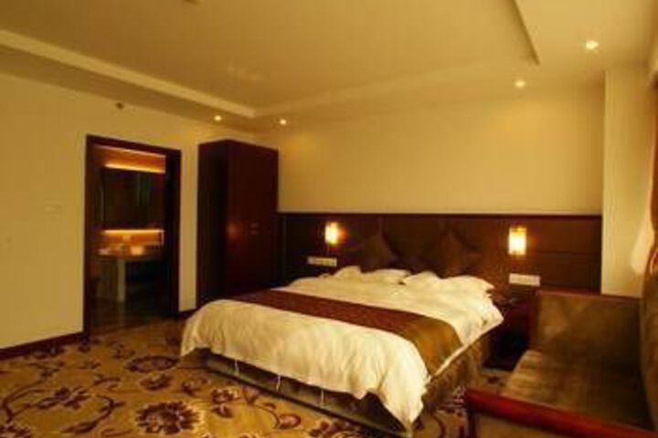 Room 6 of 16