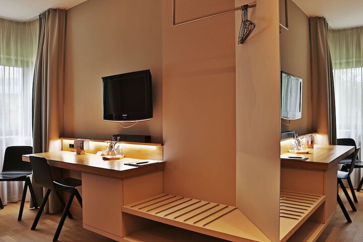 Room 11 of 24