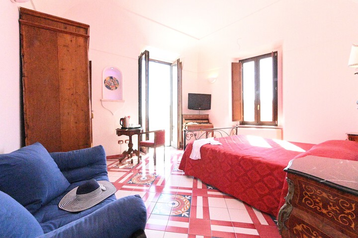 Room 3 of 28