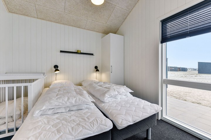 Room 4 of 130