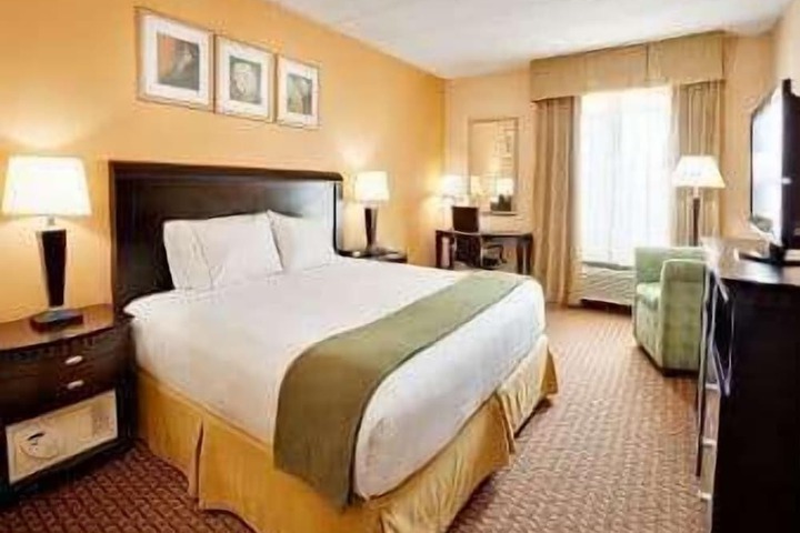 1 King Bed (3 of 6)