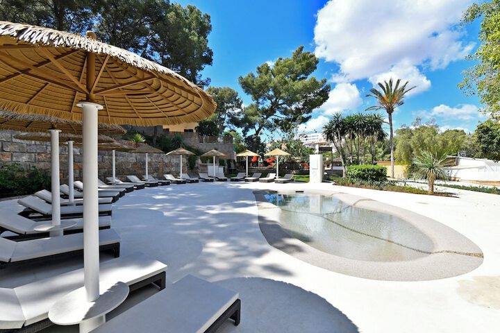 Hotel Pool