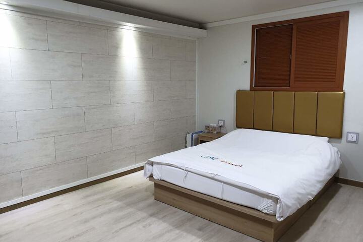Room 6 of 25