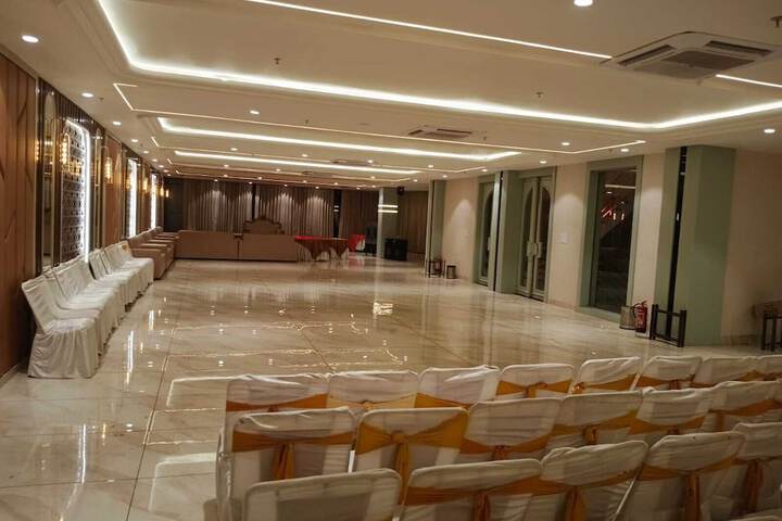 Ballroom/Hall 18 of 20