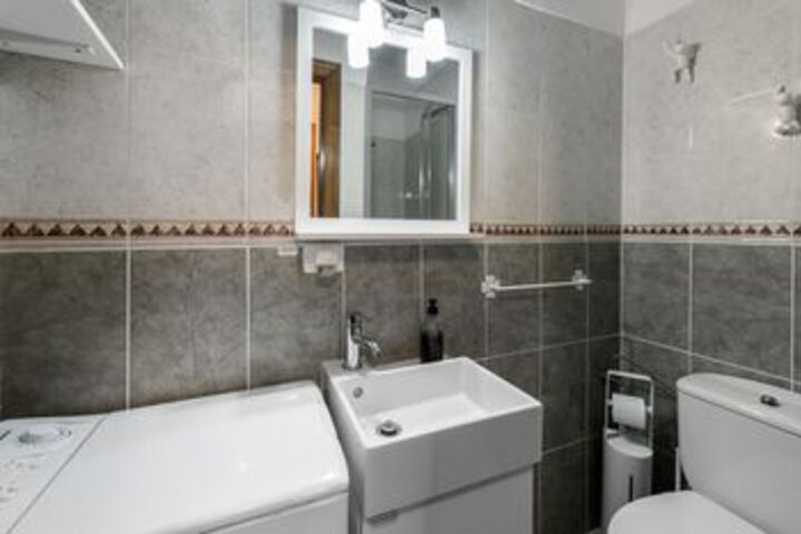 Room 4 of 27