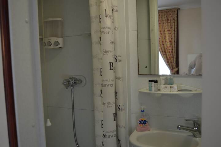 Room 13 of 27