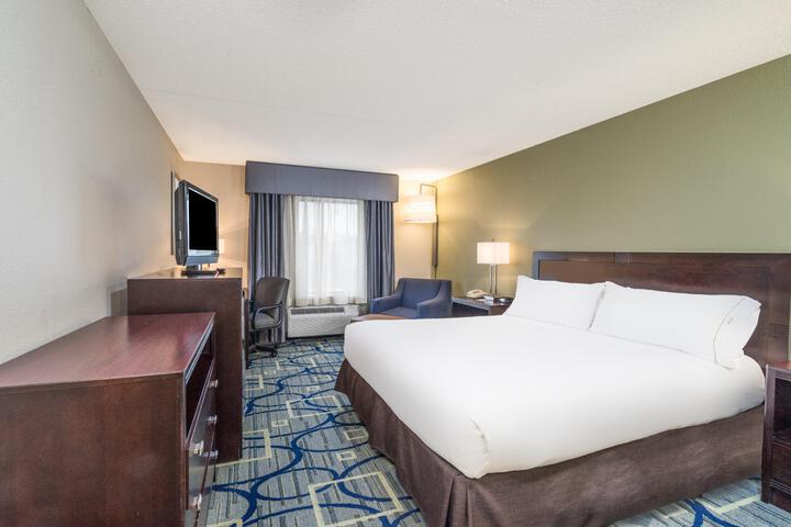 1 King Bed (3 of 11)