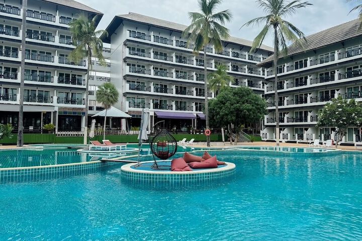 Hotel Pool
