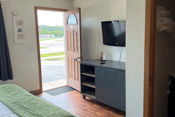Room 6 of 13