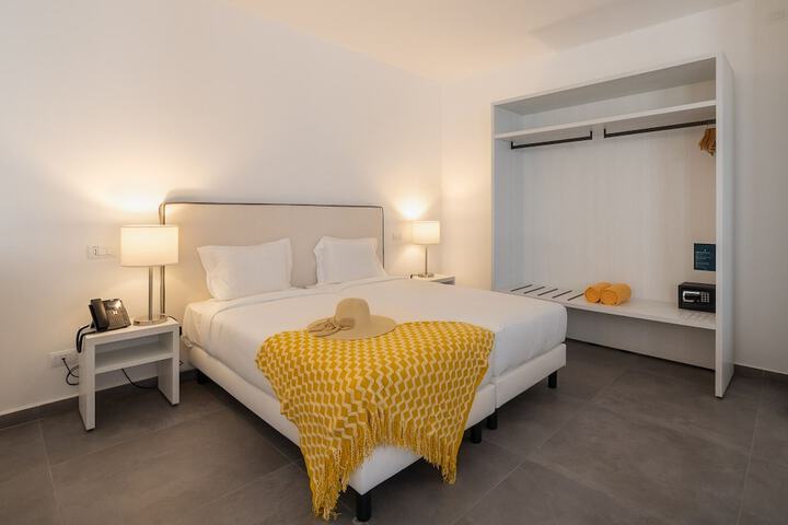 Room 8 of 28