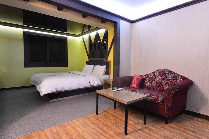 Room 5 of 11
