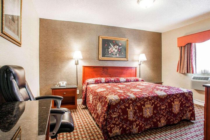 1 King Bed (4 of 11)