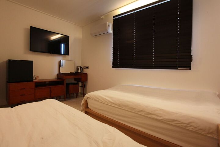 Room 70 of 198