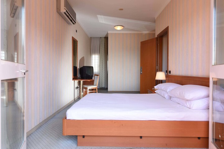 Room 16 of 45